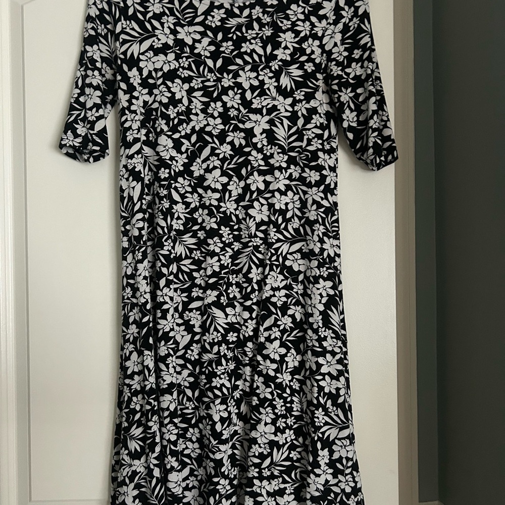 Old Navy Black and White A-Line Dress 3/4 Sleeve Crew Neck